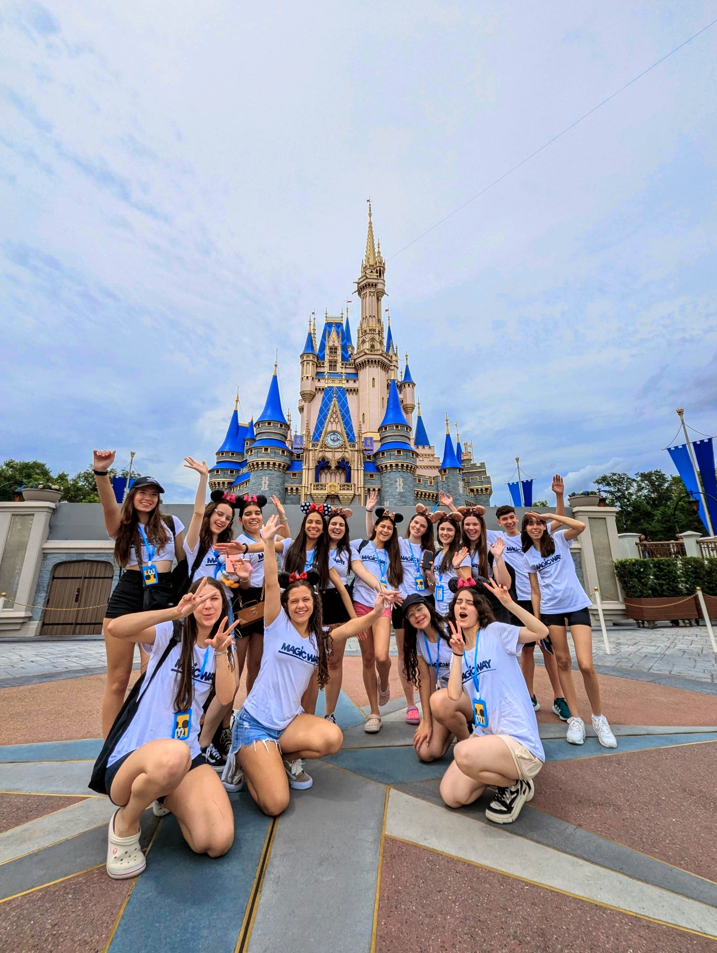 Grupo Magic Way em frente ao Castelo da Cinderela em Orlando